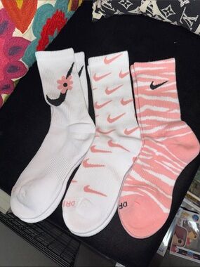 Nike Women's White & Pink Floral Crew Socks - 3 Pack